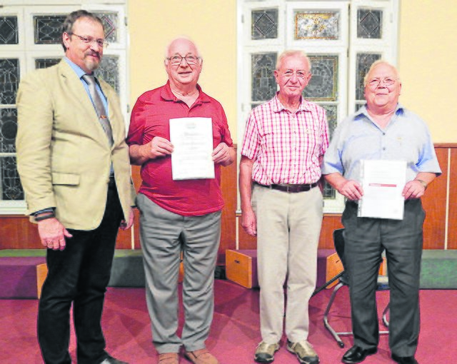 Gratulation für die Geehrten (V. li.): Wolfgang Albrecht-Jendreyko, Claus-Dieter Qualmann, Kurt Kleiner und Dieter Thomas. Es fehlt Reinhard Rohn | Foto: Hans-Peter Beuster