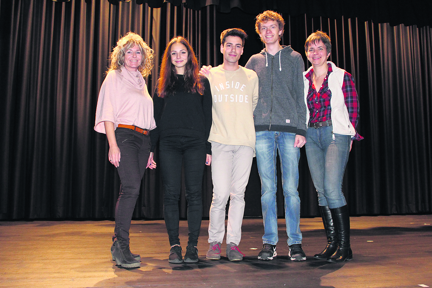Freuen sich auf den 12. November (v.li.): Andrea Fritz vom Buxtehuder Kulturbüro, die Darsteller Julia Solmaz, Jannik Graf und Paul Appelles und Ulrike Mensching von der Stadtbibliothek