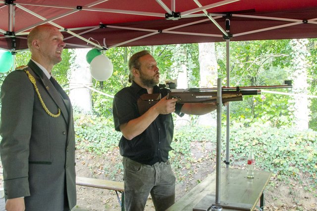 Schützenpräsident Torsten Lange erklärt AHD-Chef Ole Bernatzki das Luftgewehr-Schießen | Foto: AHD