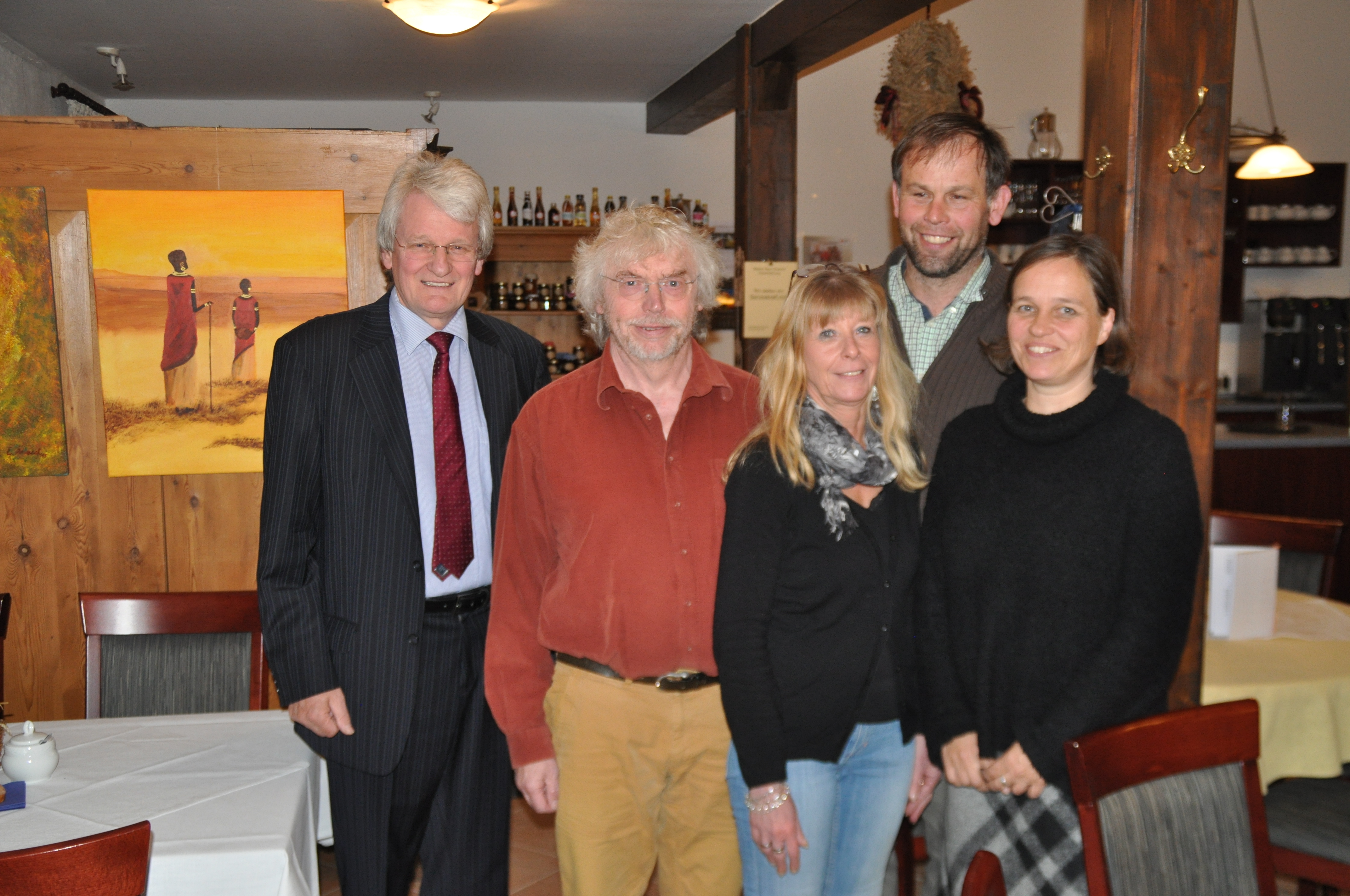 Ehrung von Ratsmitgliedern (v. li.): Bürgermeister Uwe Harden mit Wolfgang Sommer, Silke Fritzsch-Maak, Claus Marben und Kattrin Zander-Mogilowski. Es fehlen Rudolf Lodders und Heidi Vogel