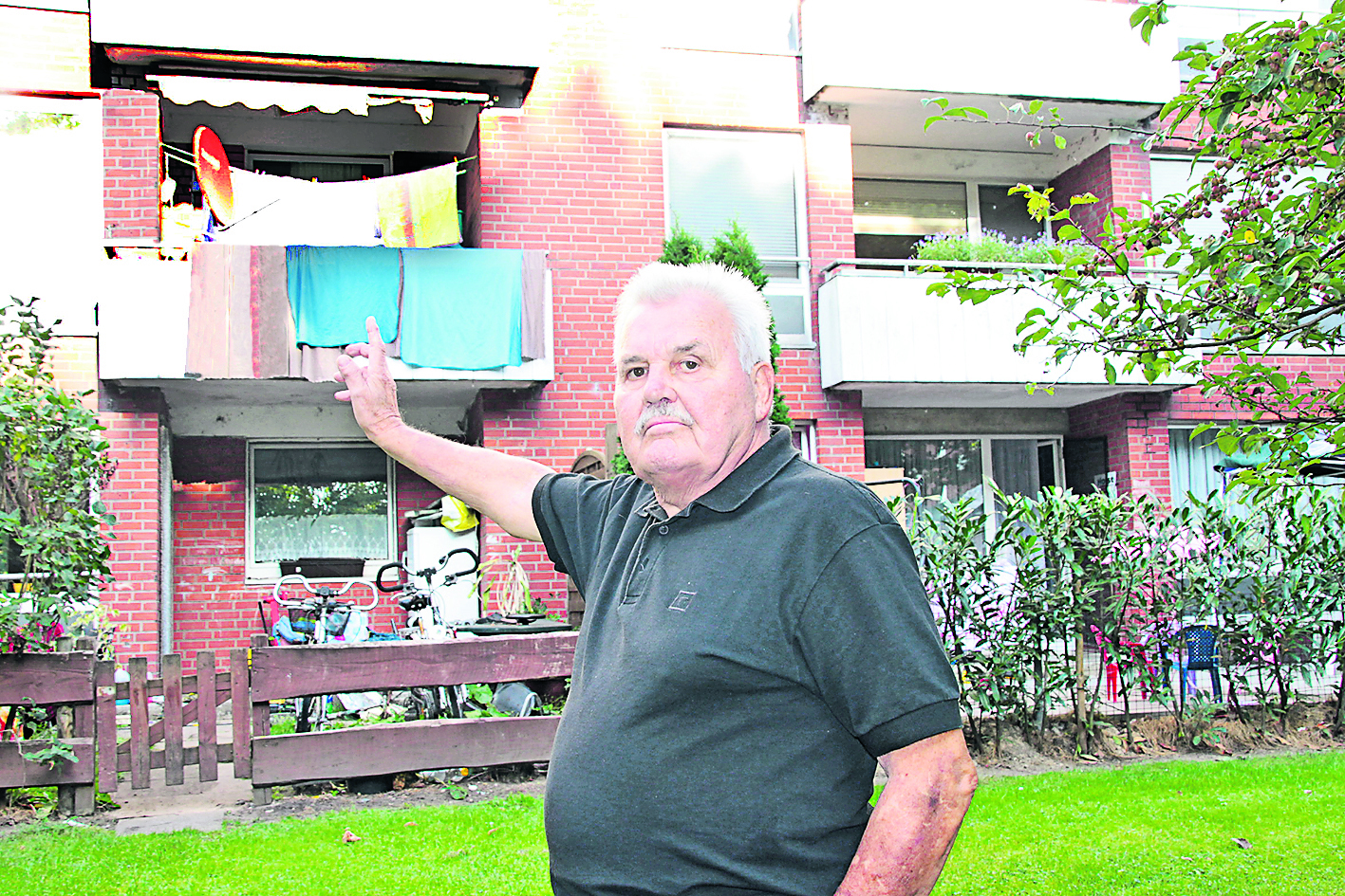Der ordnungsliebende Rentner Kurt Stacks will das Erscheinungsbild der Balkone am Mühlenweg verbessern