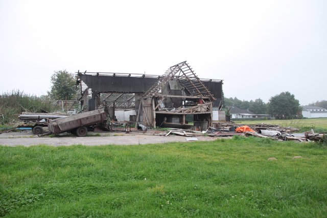 Der Vorbesitzer muss die verfallenen landwirtschaftlichen Gebäude beseitigen