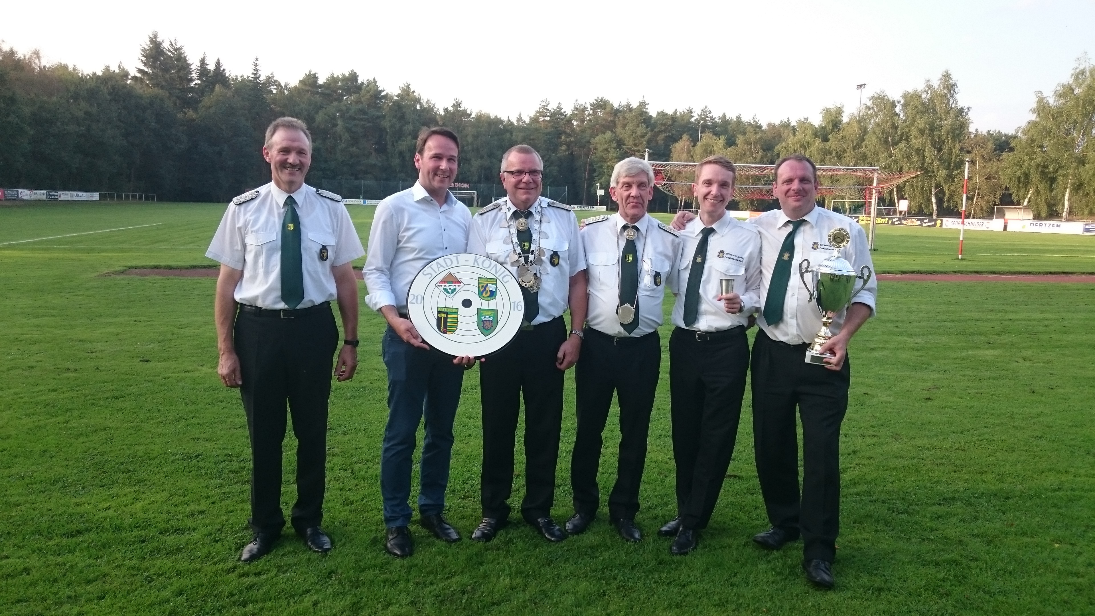 Bei der Siegerehrung (v. li.): Heinrich Wörmer, André Bock, Andreas Behrens, Gerhard Tödter, Felix Oppermann und Rouven Sankowski