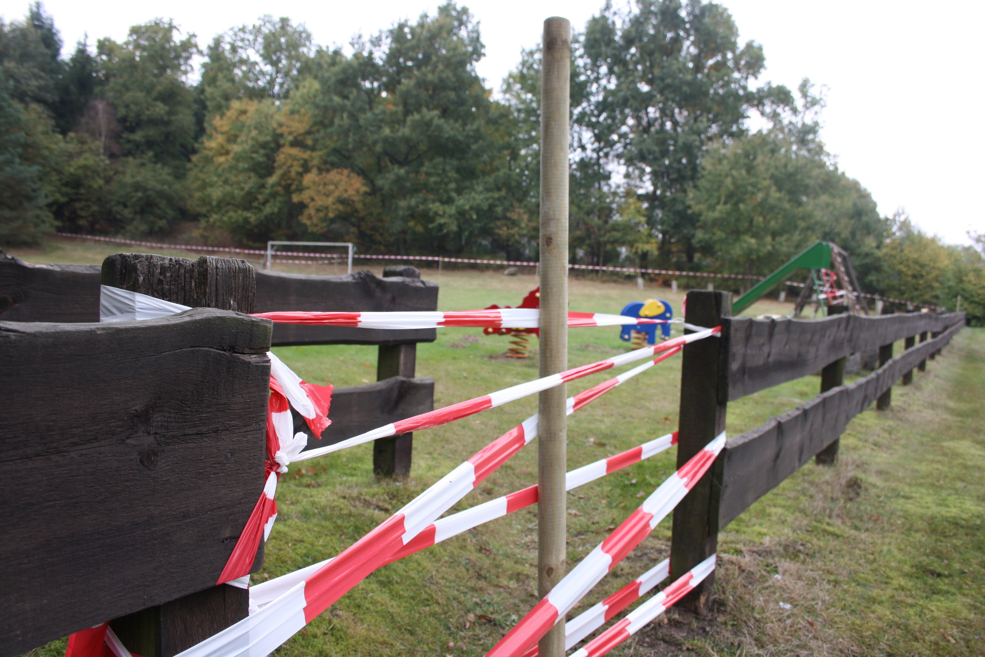 Der Eingang zum Spielplatz ist seit Montag gesperrt