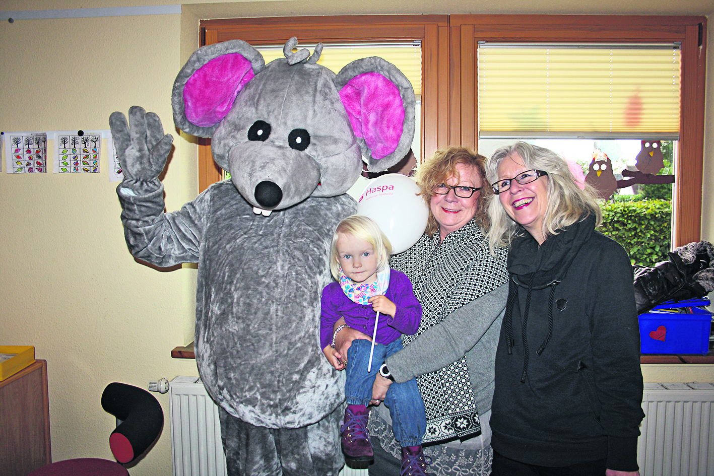 Kindergartenleiterin Gisela Johst (2. v. re.), Emma und Erzieherin Rita Butschkau freuten sich,
dass „Manni die Maus“ beim Jubiläum vorbeischaute