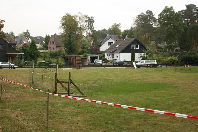 Unter diesem Bolzplatz könnte sich die Altlast befinden.
Das sich der Boden zur Mitte hin absenkt,
ist sogar auf dem Foto eindeutig zu erkennen