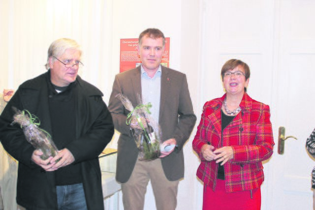 Kreisarchäologe Daniel Nösler, (Mitte), "Museumschefin" Monika Roesberg und Dietrich Alsdorf eröffneten die Sonderschau