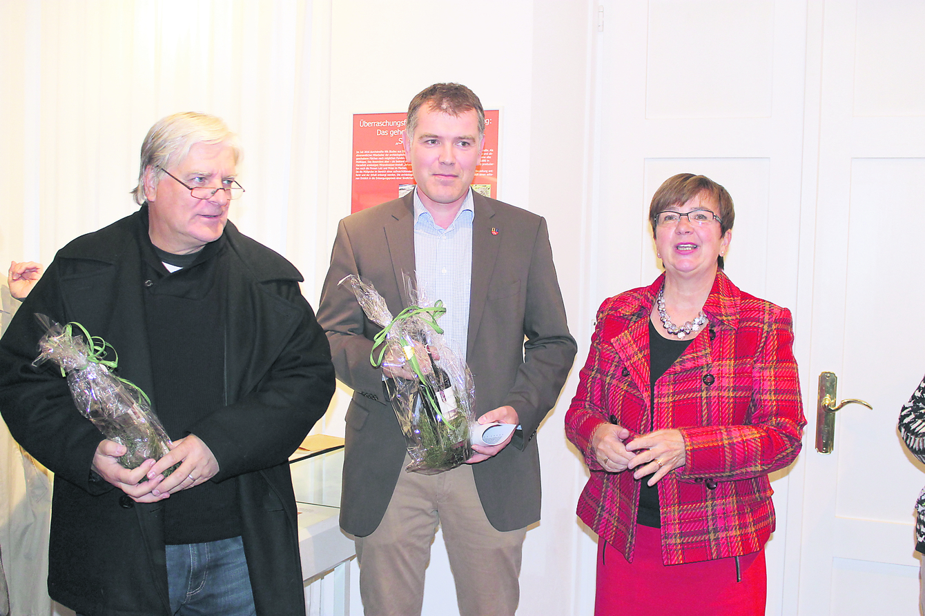 Kreisarchäologe Daniel Nösler, (Mitte), "Museumschefin" Monika Roesberg und Dietrich Alsdorf eröffneten die Sonderschau