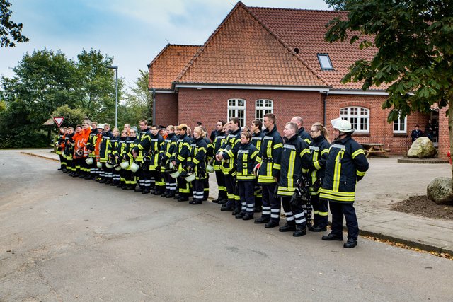 Geschafft: 44 junge Feuerwehrmann-Anwärter haben jetzt die Prüfung zum Feuerwehrmann bestanden