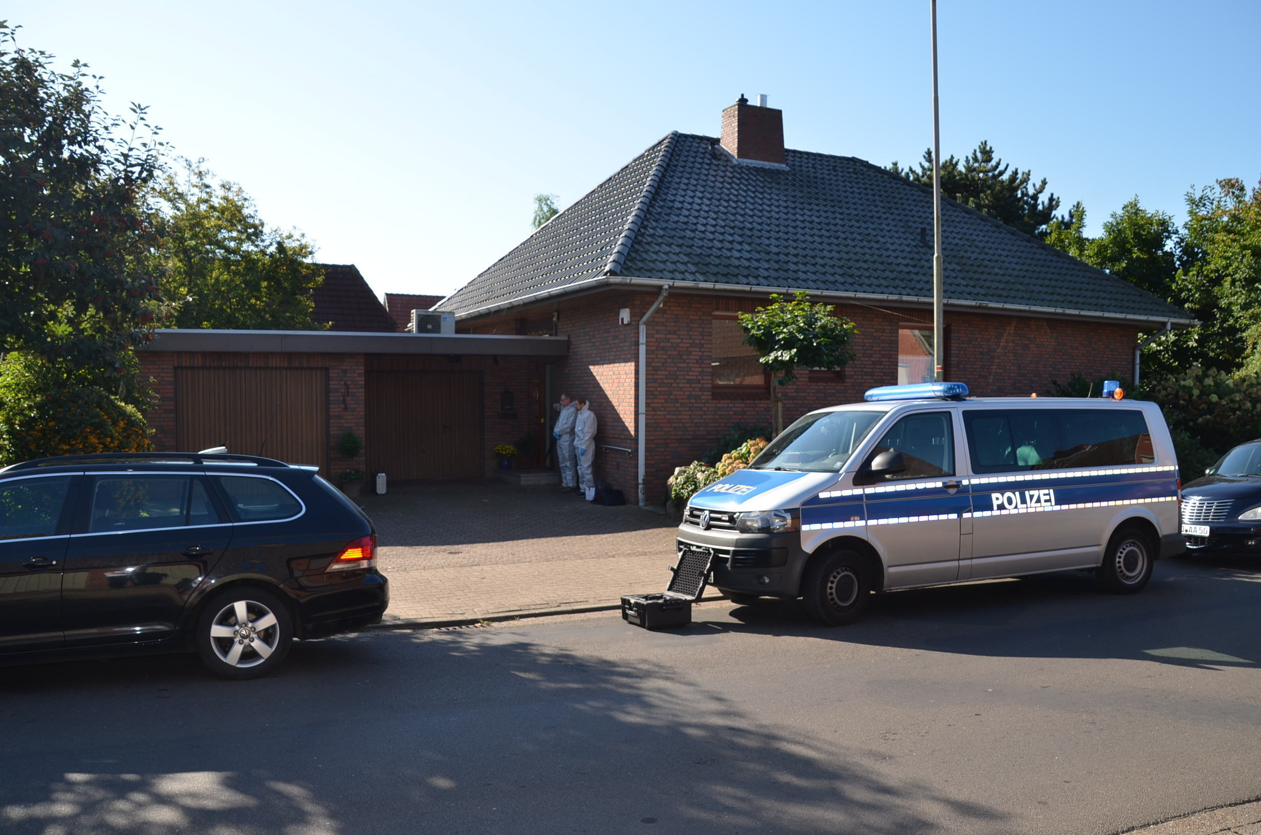 Die Polizei vor dem Haus von Ernst B. Hier wurde der Unternehmer am 9. September überfallen