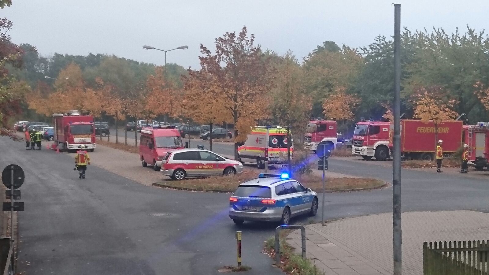 Zahlreiche Einsatzkräfte waren am Hittfelder Hallenbad vor Ort