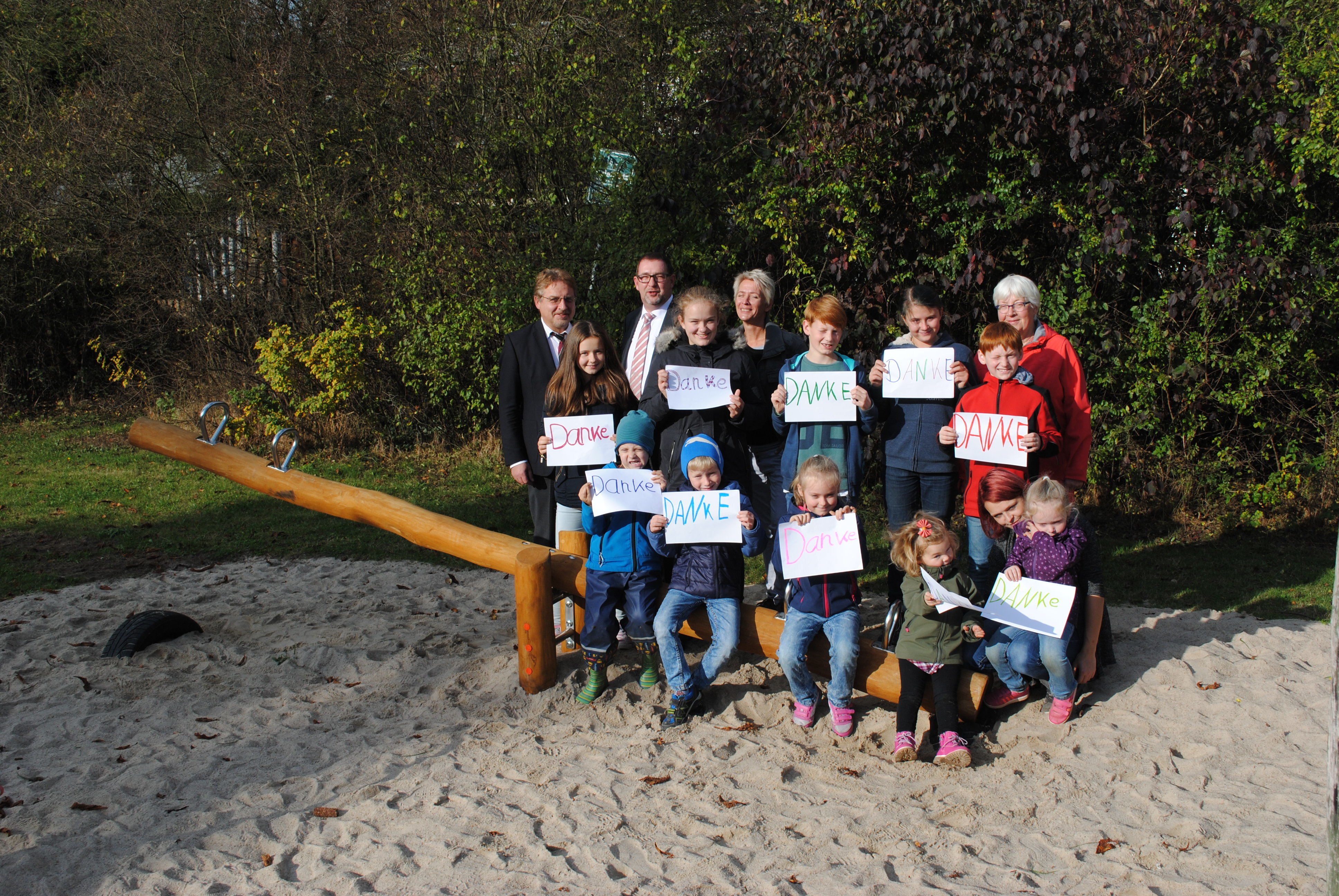 Ein vielfaches "Danke" für die neue Wippe: die beschenkten Kinder mit (hi., v. li.) Wolfgang Krause, Dirk Benecke, Annekatrin Neben und Elisabeth Mestmacher