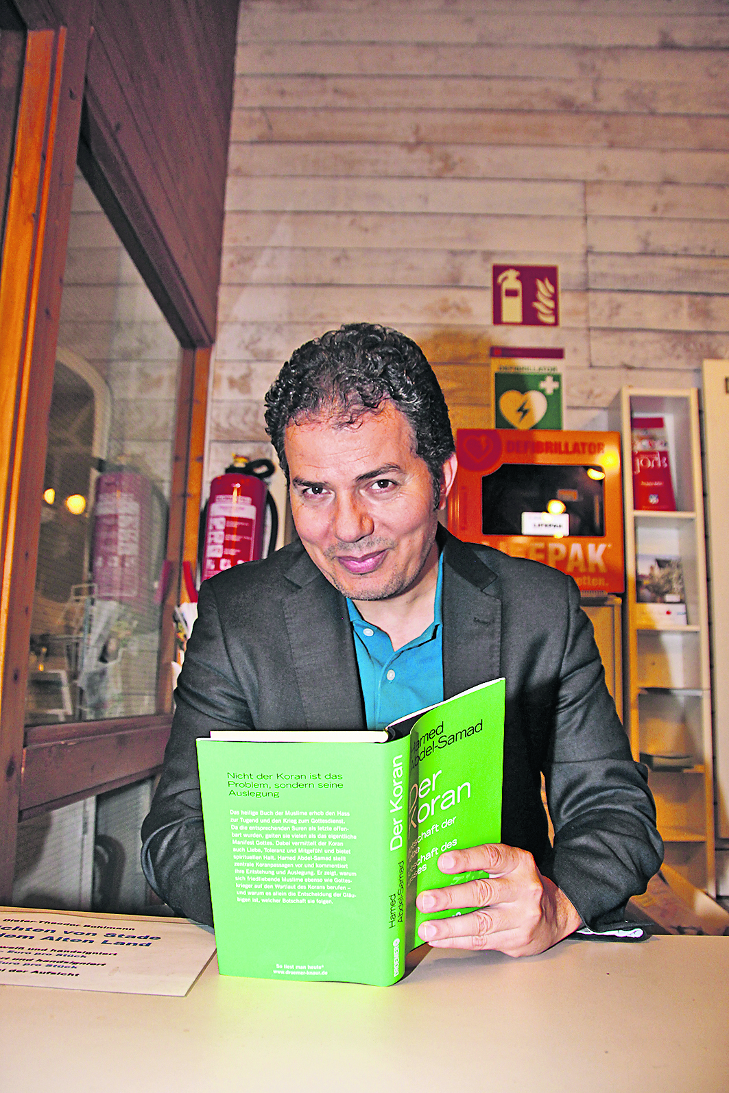Der Autor mit seinem neuesten Buch über den Koran