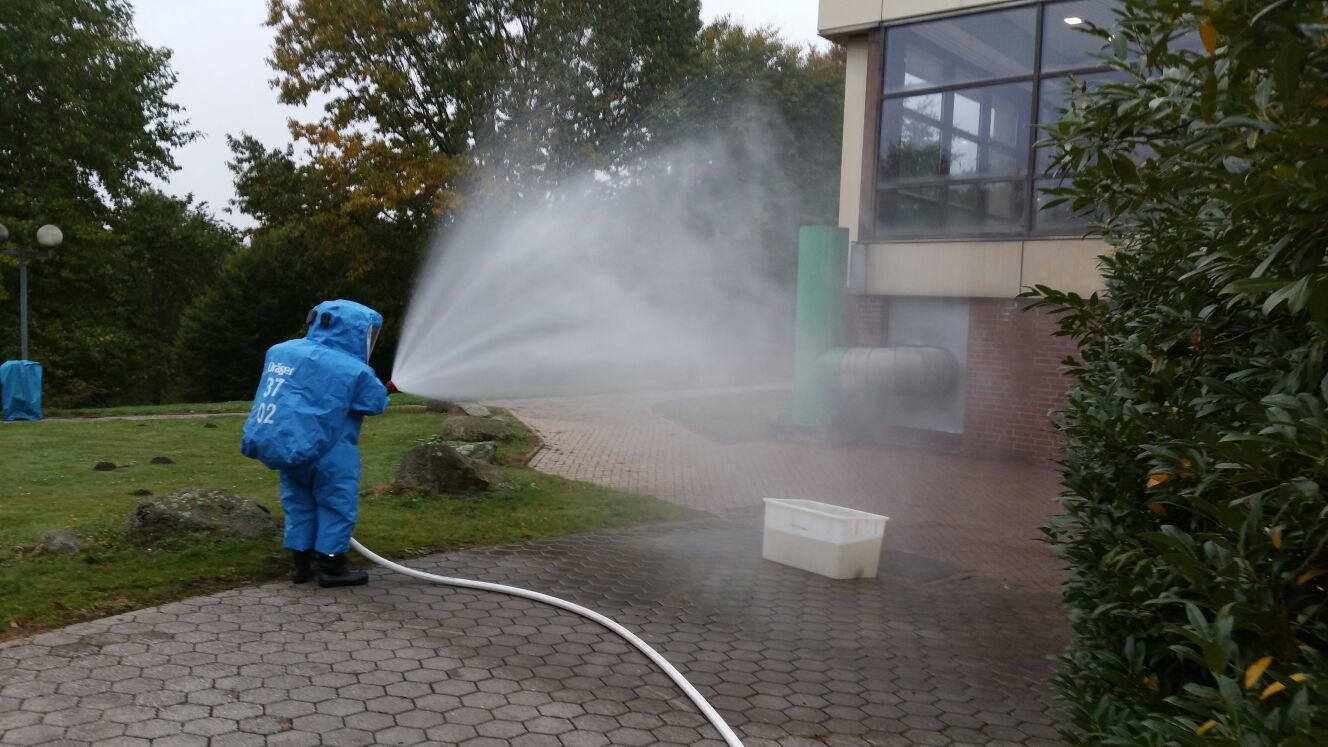 Mit Wassernebel schlugen die Einsatzkräfte Chlorgasdämpfe nieder