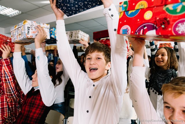 Euphorie im Klassenzimmer: Viele Kinder erhalten dank der Aktion "Weihnachten im Schuhkarton" ihr erstes Geschenk im Leben