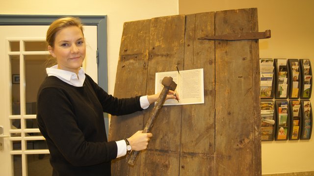 Pastorin Aggie-Eleanor Rilinger schwingt symbolisch den Hammer
