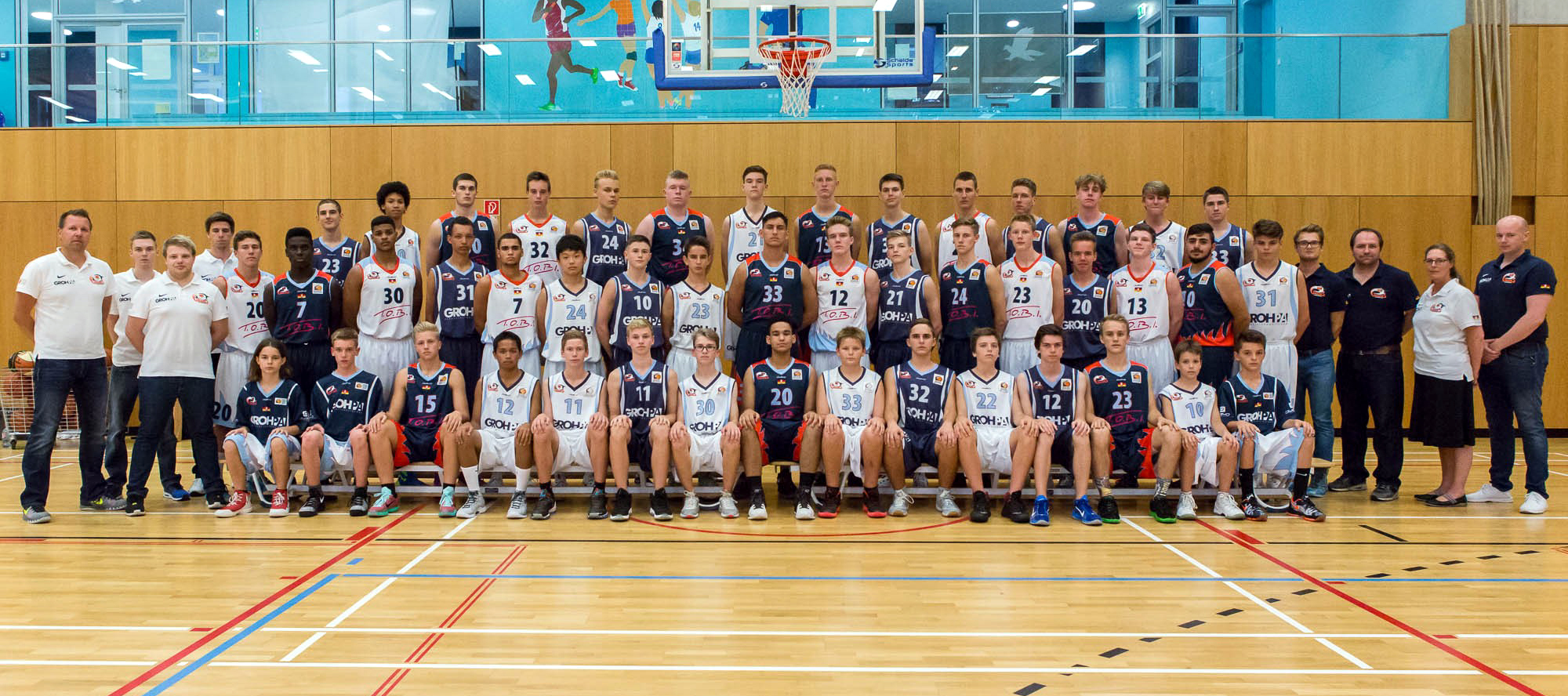 Die beiden Hittfelder Teams der Sharks mit ihren Trainern und Betreuern, die in der neuen Saison der Jugend-Bundesligen neu aufgestelt unter dem Vereinsnamen „Sharks-Hamburg Basketball Academy“ antreten werden
