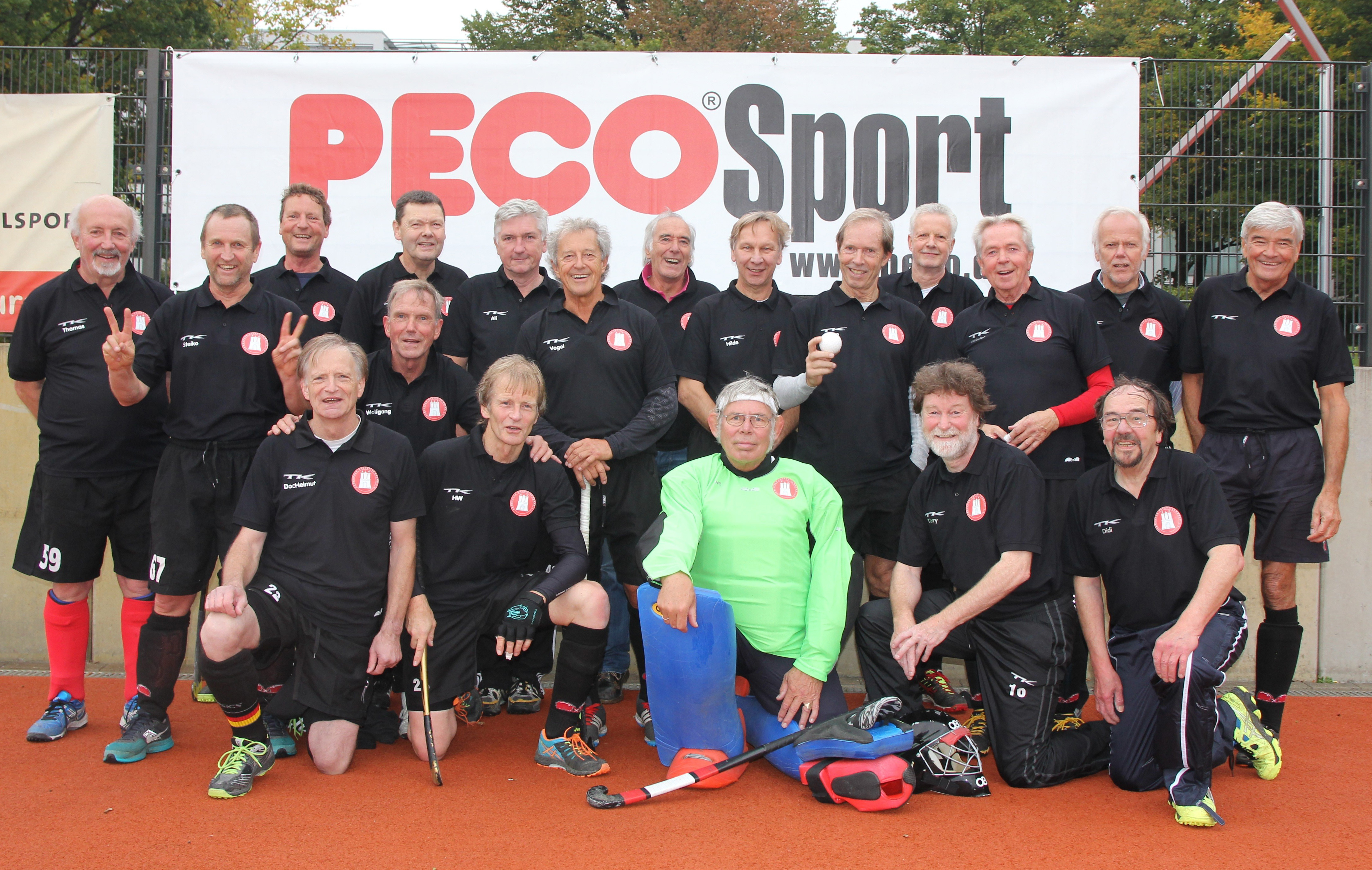 Das erfolgreiche Ü60-Hockeyteam mit den Nordheidespielern Peter Barber (Vierter hintere Reihe v.l.)), Ralf Steikowsky (mit Peace-Zeichen li.), und Ulrich Brauns (Dritter in der Mitte v.l.)