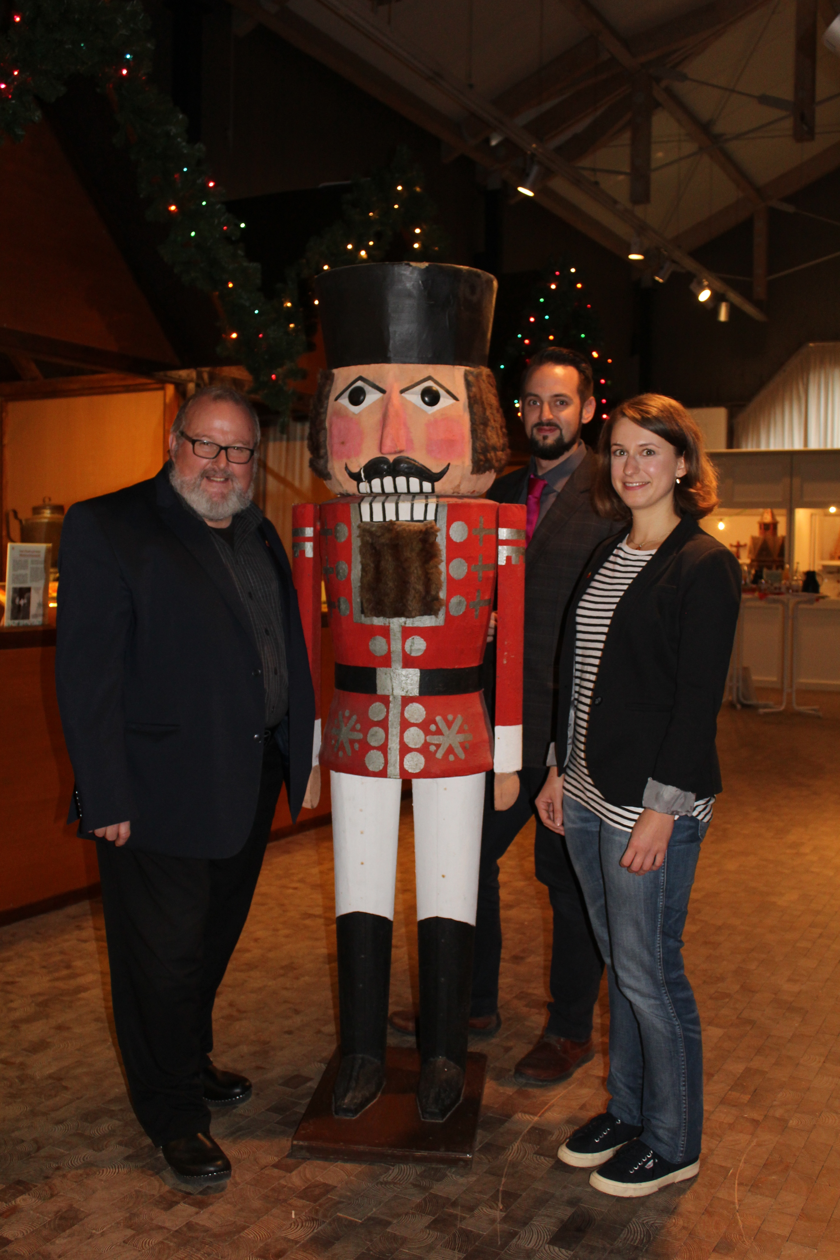Holen den Weihnachtsmarkt ins Museum: Professor Dr. Rolf Wiese (Direktor der Kiekeberg-Stiftung), Alexander Eggert (Leiter der Volkskundeabteilung), Vera Dembski (Kuratorin)