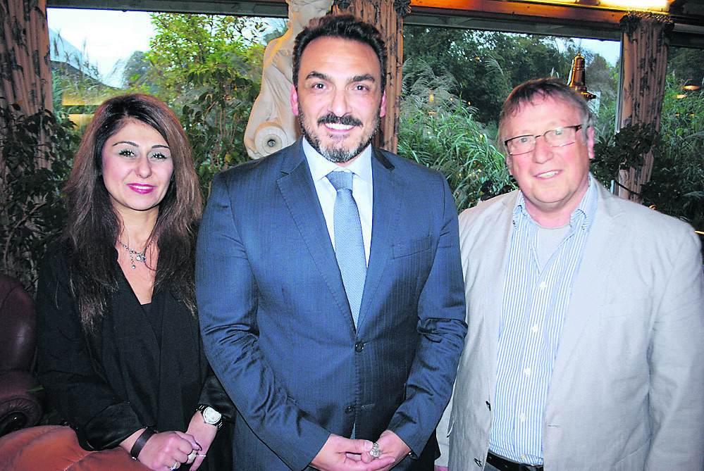 Helin Özbek und Uwe Merckens aus Stade mit dem Bundesvorsitzenden der Deutsch-Türkischen Freundschaftsföderation, Cihan Sendan (Mi.)