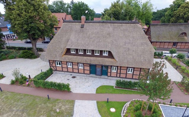 Mitten im Herzen von Jesteburg steht das neue „Förster‘s Hus“ seit fast einem Jahr leer. 
Jetzt soll ein Makler helfen, einen geeigneten Pächter zu finden | Foto: Creon Immobilien