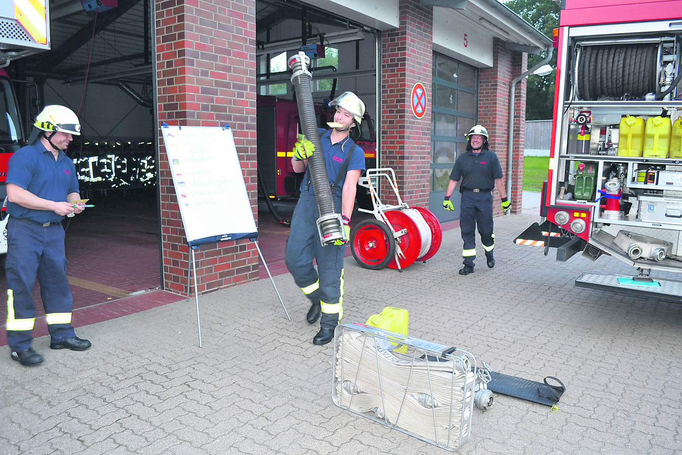 Der Feuerwehr-Neuling bringt den nächsten Gegenstand