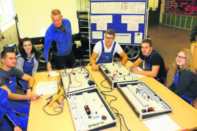 Ausbilder Jörn Hageleit (stehend) zeigt, wie die Elektronik funktioniert