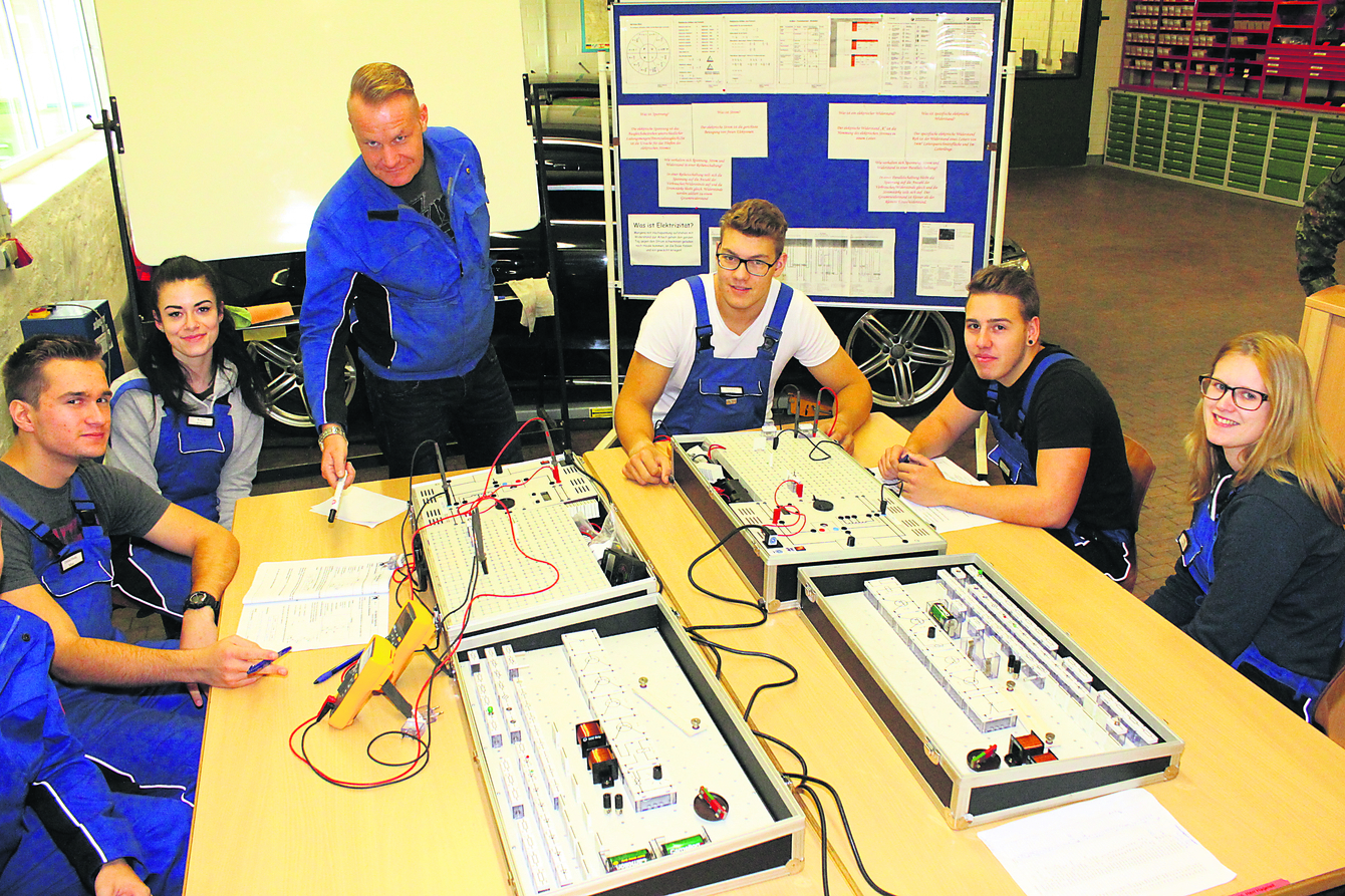 Ausbilder Jörn Hageleit (stehend) zeigt, wie die Elektronik funktioniert