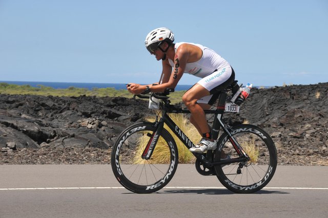 Sven Papendorf in Aktion: Die Radstrecke führte 180 Kilometer durch die Lavafelder von Hawaii - bei Temperaturen bis zu 45 Grad | Foto: Finisherpix.com