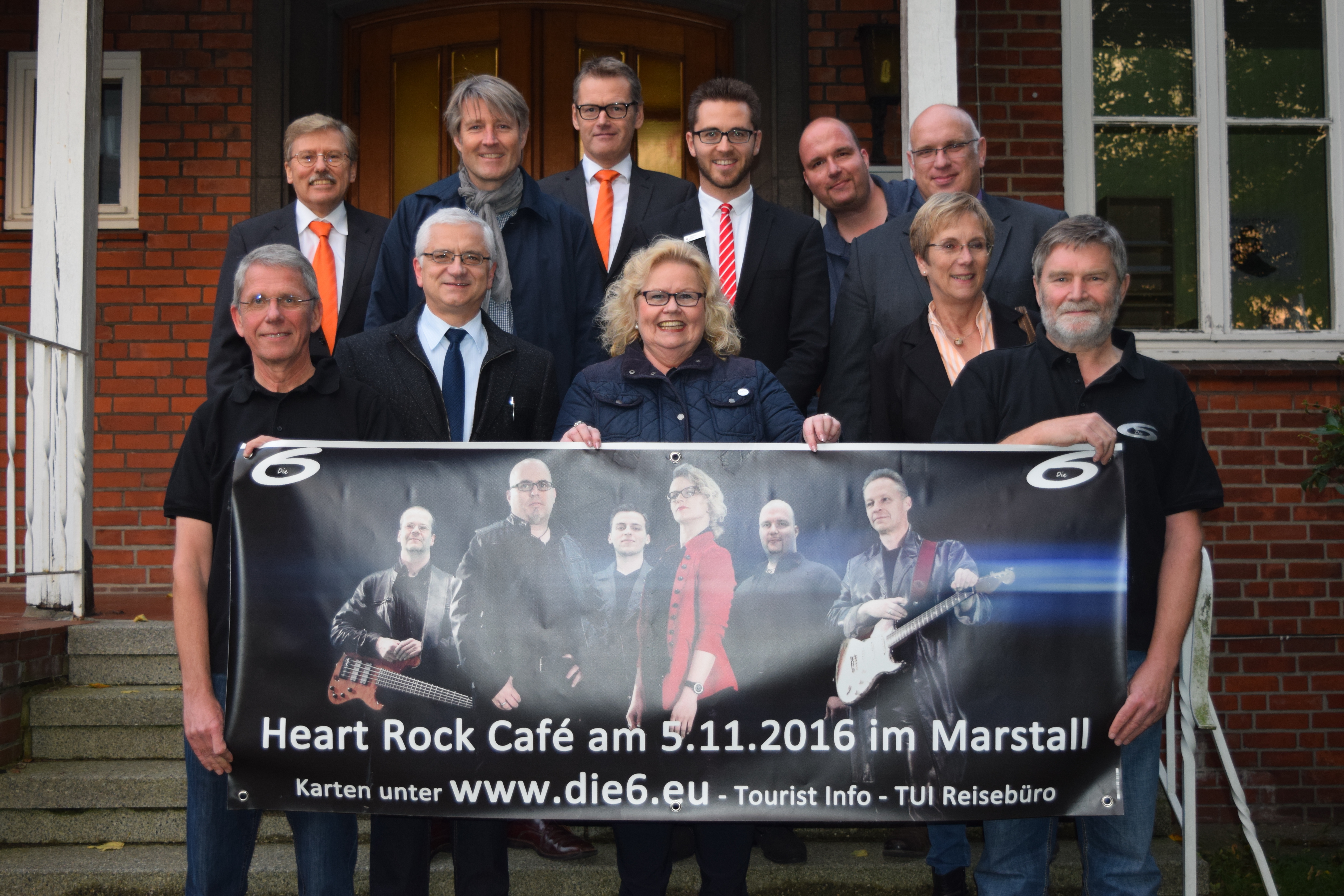 Freuen sich auf die "Hand in Hand" Auftaktveranstaltung: Die Vertreter der Initiative "Die6" und der Wohlfahrtsverbände AWO, Caritas, DRK, Diakonisches Werk und Paritätischer sowie der Sparkasse Harburg-Buxtehude und der Volksbank Lüneburger Heide