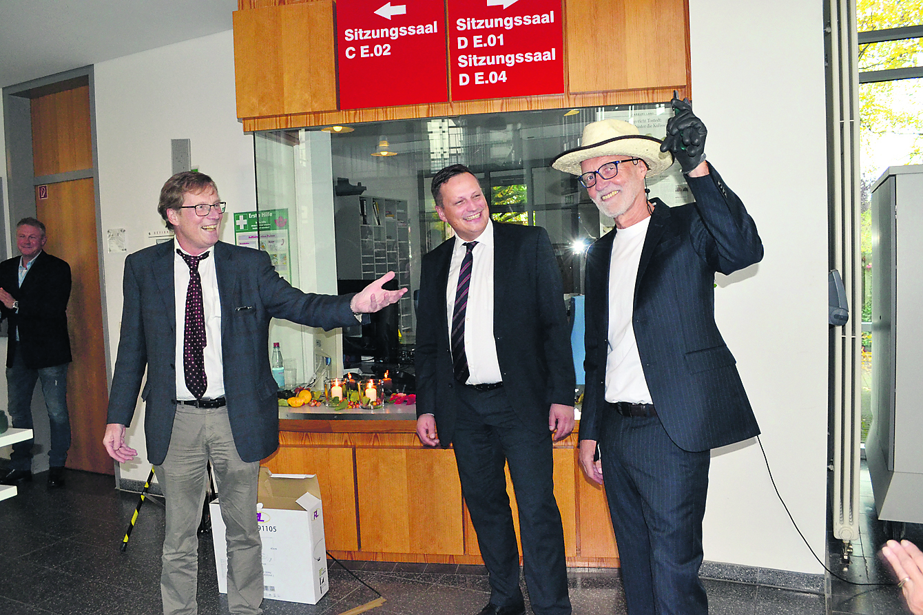 Carl Fritz Fitting (li.) und Ingo Groß (Mi.) schenkten Bernd Rohde ein Gärtnerausstattung für seinen Ruhestand