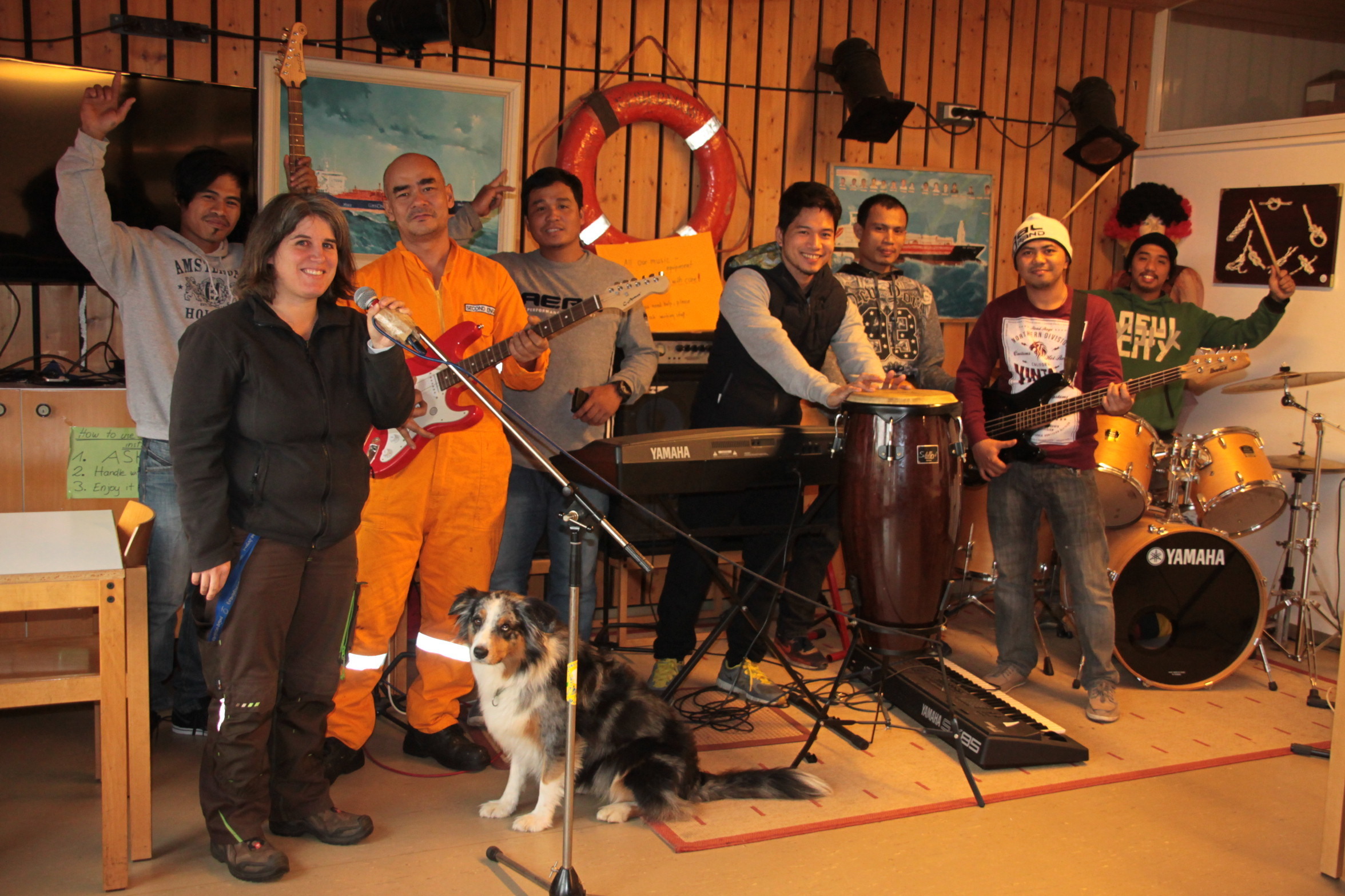 Spaß beim Musizieren: Kerstin Schefe mit Hündin Nala und philippinischen Seeleuten