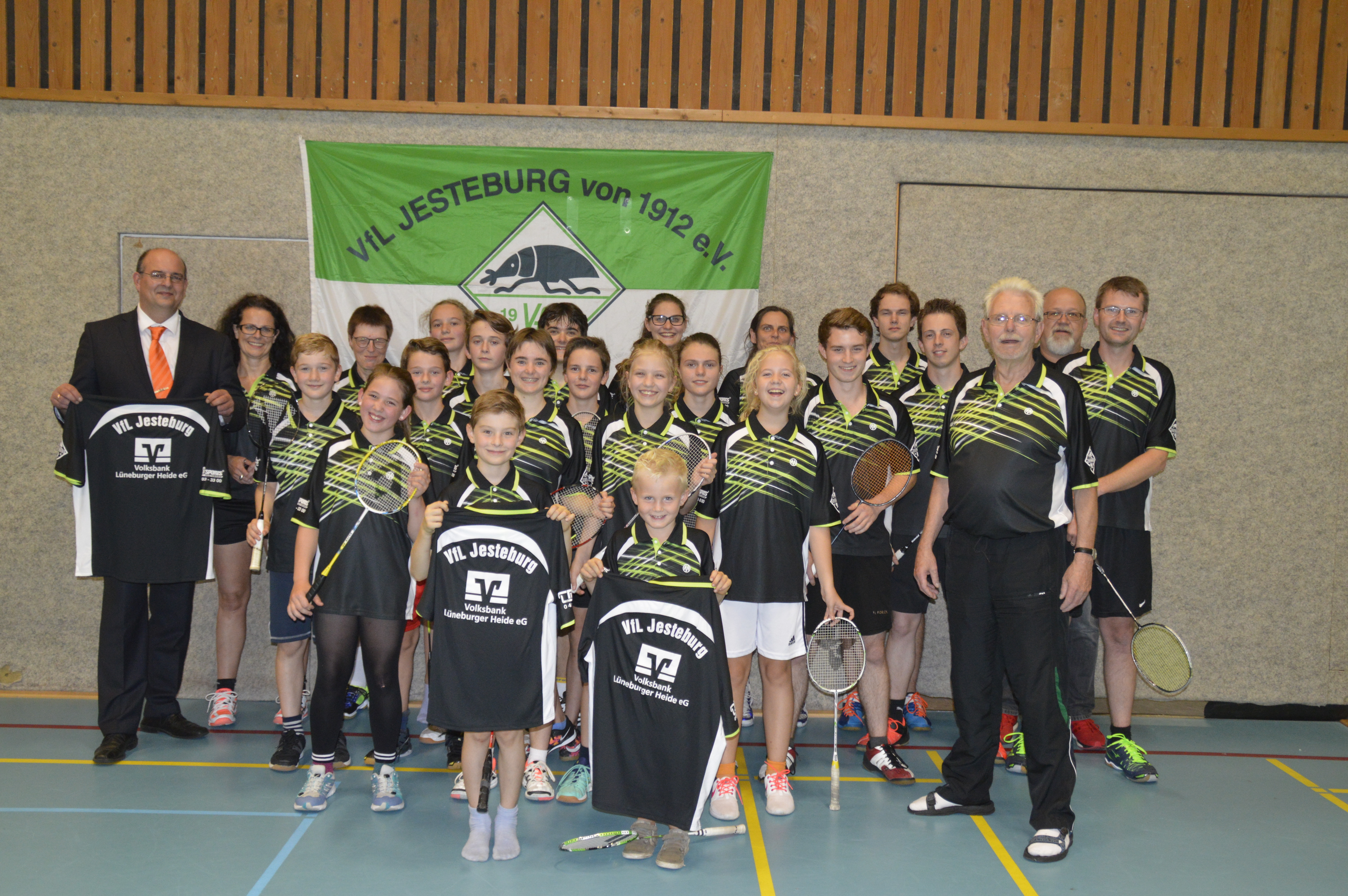 Karsten Keller (Volksbank Lüneburger Heide, li.) überraschte die Badminton-Abteilung des VfL Jesteburg mit einem Satz Trikots