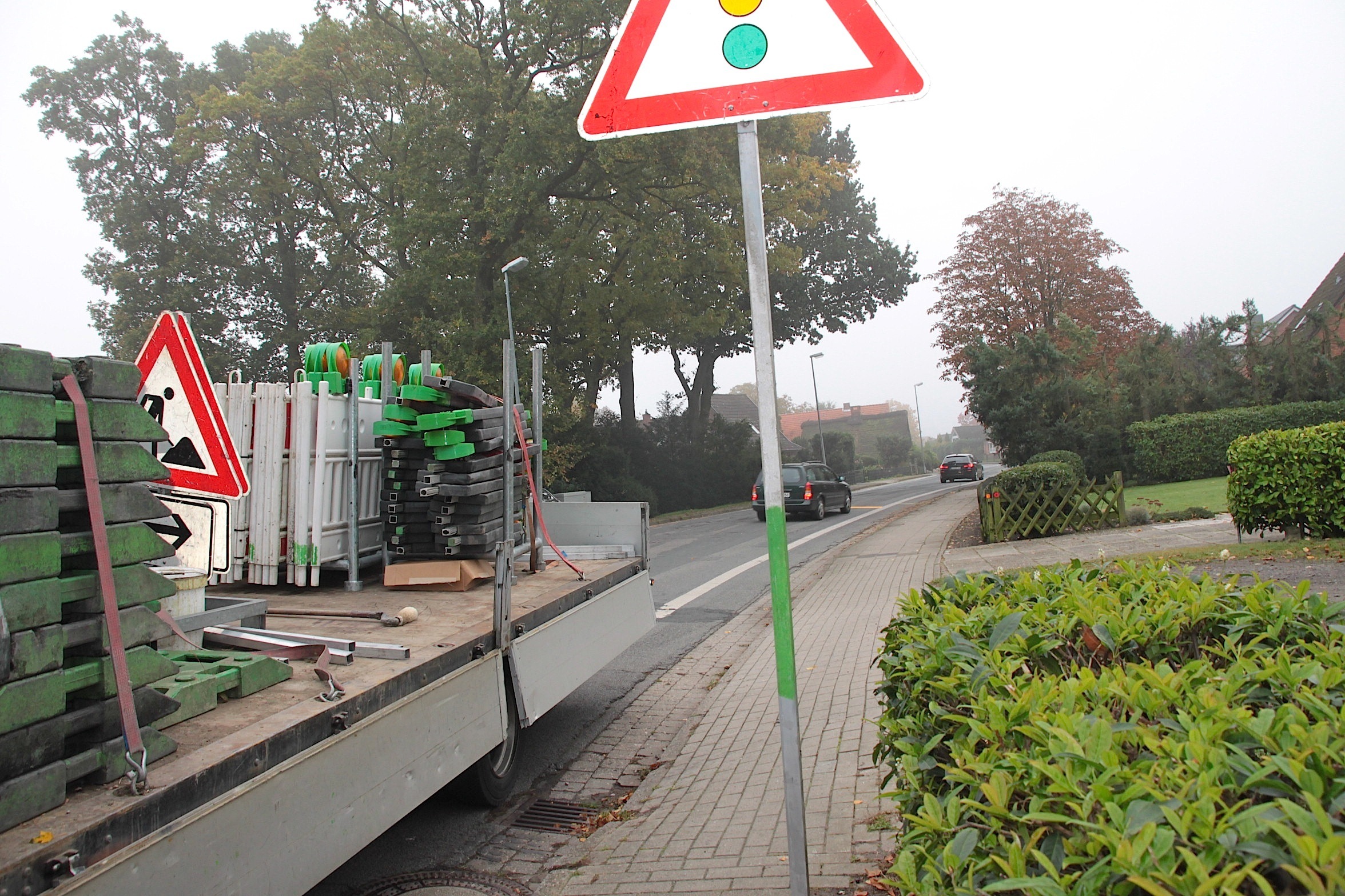 Schilder und Baken zur Baustellensicherung an der Schölischer Straße