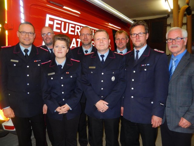 Gerhard Heuer, der stellvertretende Samtgemeinde-Bürgermeister (re.), dankte den Hanstedter „Blauröcken“ für ihr Engagement | Foto: Pressestelle Feuerwehr Samtgemeinde Hanstedt