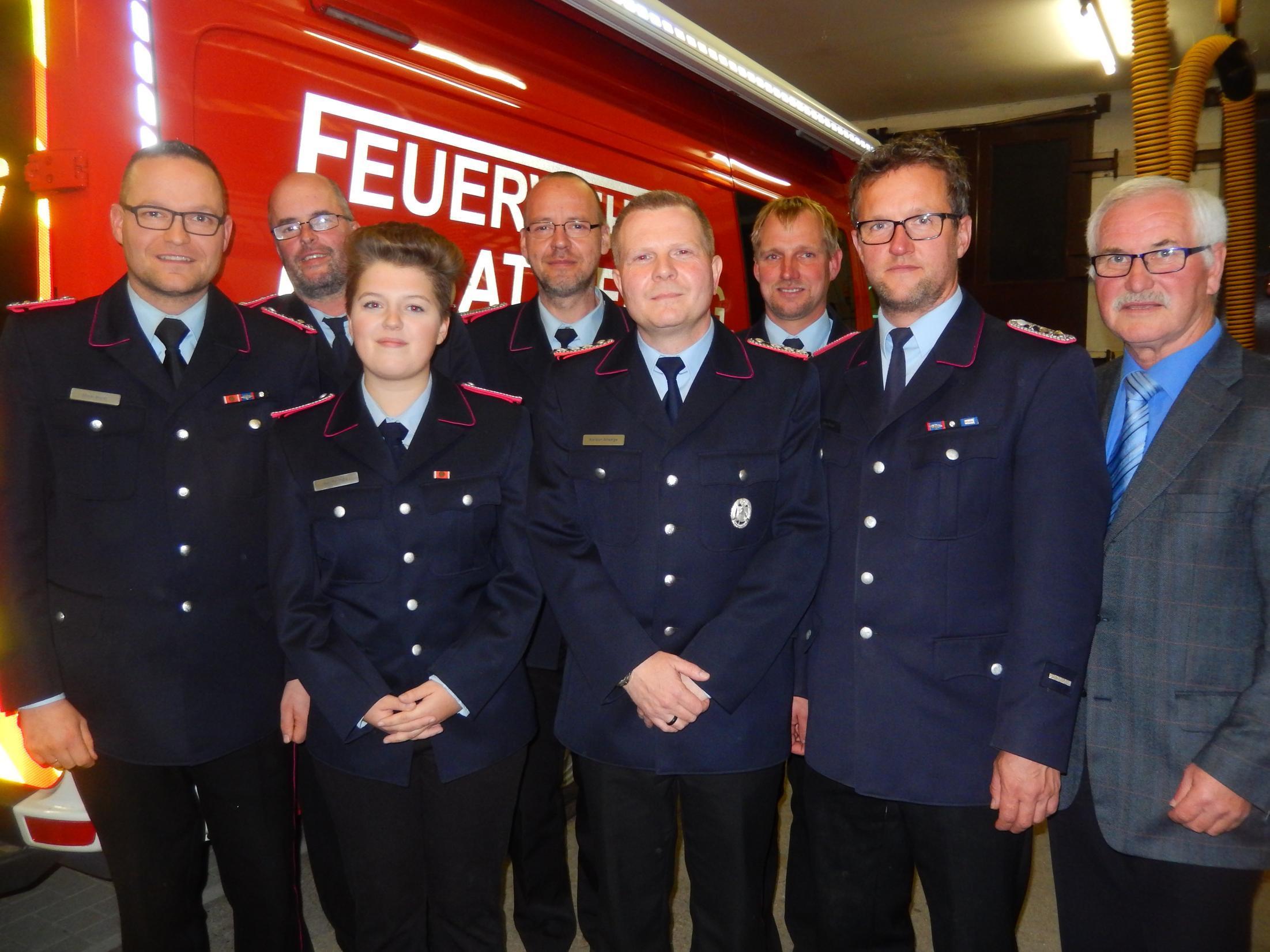 Gerhard Heuer, der stellvertretende Samtgemeinde-Bürgermeister (re.), dankte den Hanstedter „Blauröcken“ für ihr Engagement