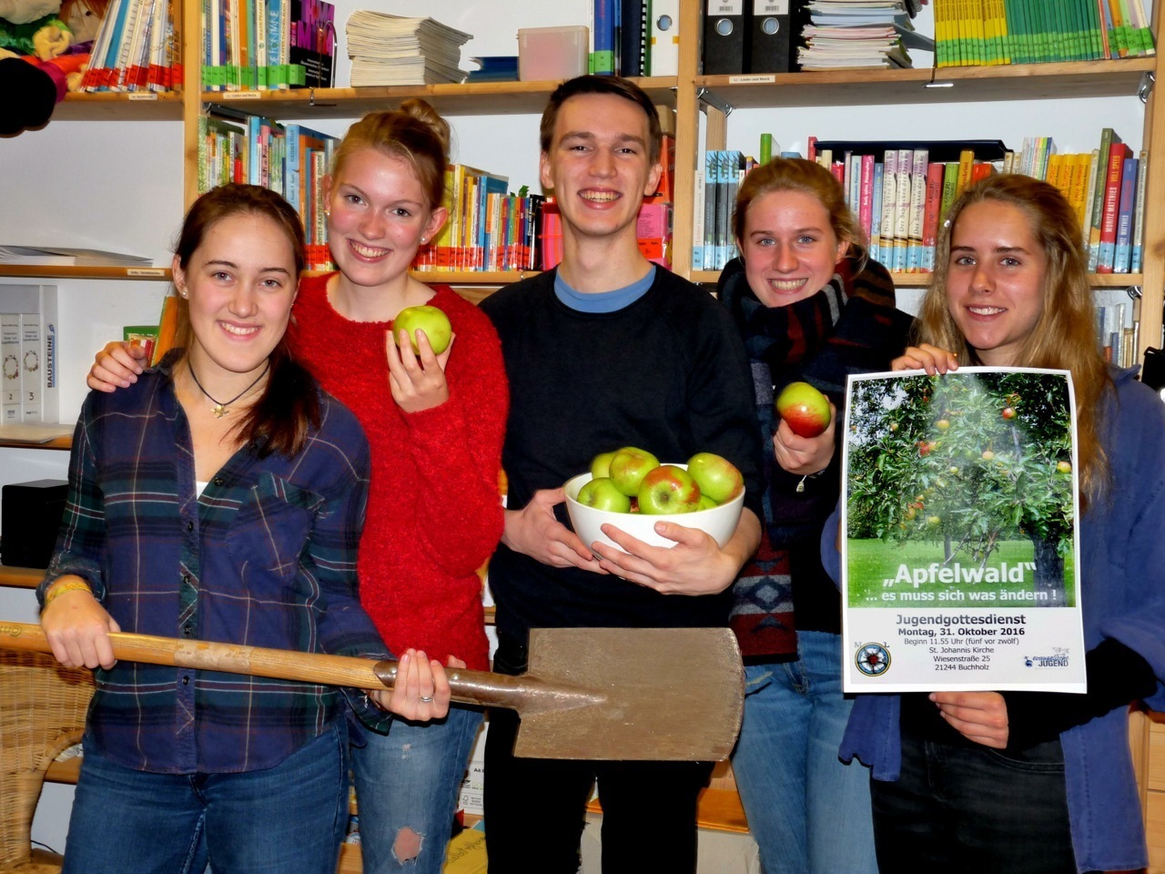 Micke Kasper (v. li.), Lena Brauer, Lukas Werner, Leonie Hillingshäuser und
Josepha Kujawa stellen das „Apfelwald-Projekt“ der Evangelischen Jugend vor