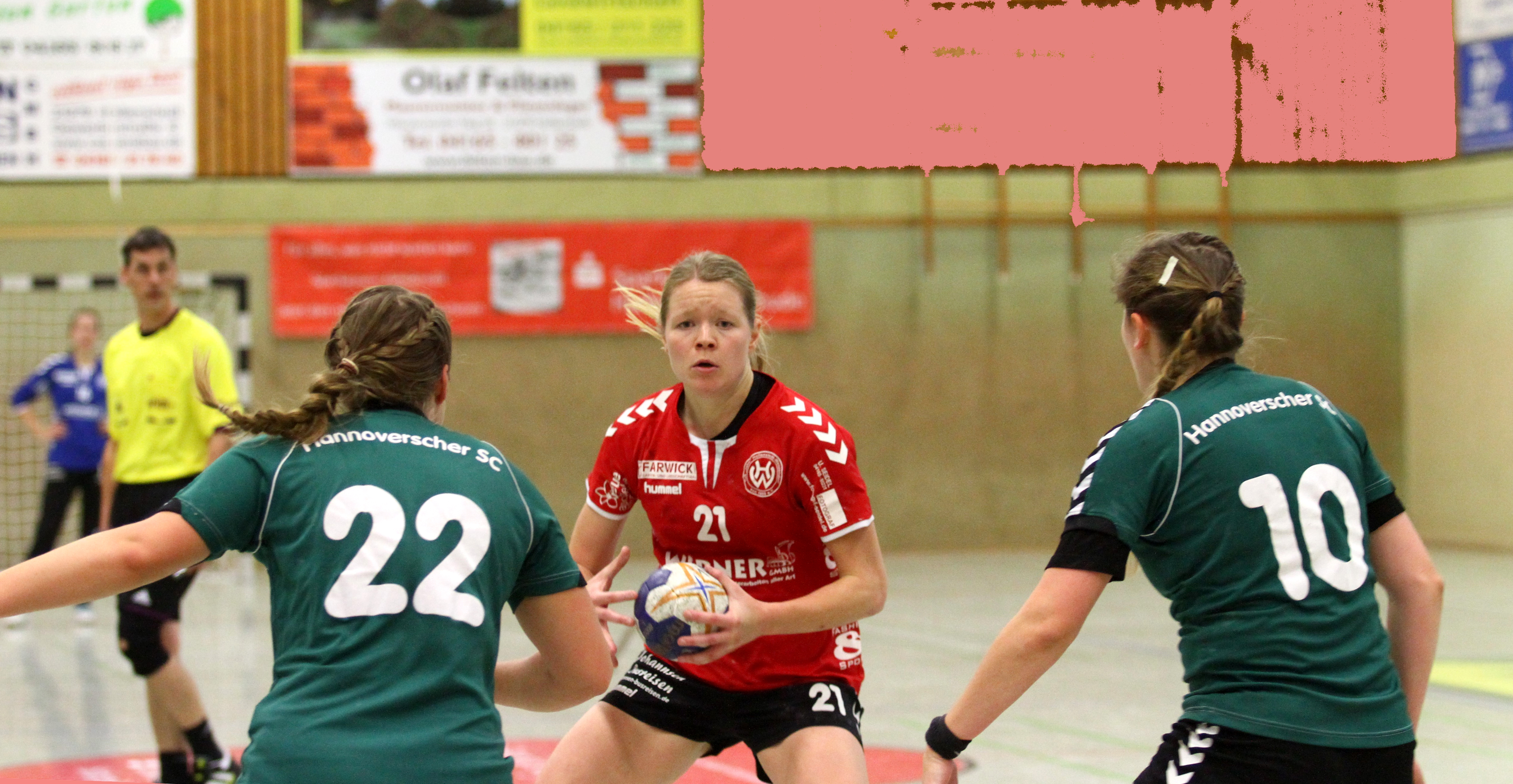 Katharina Hering (Mitte), die in dieser Szene den Ball gegen die Hannoveraner Abwehrspielerinnen Alina Heitmann (li.) und Lea Vinke behauptet, steuerte sieben Tore zum Hollenstedter Erfolg bei