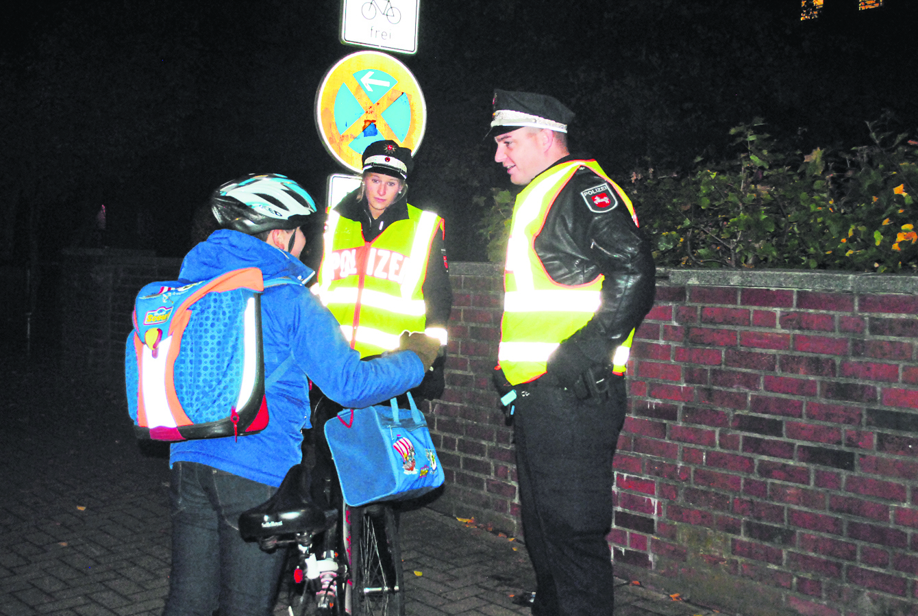 Maren Meyer und Jan Unshelm reden den Kindern ins Gewissen, die ohne Licht an ihrem Fahrrad unterwegs sind