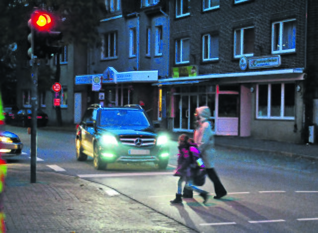 Rund um die Grundschule Altkloster ist die Verkehrssituation für Kinder unübersichtlich. Umso wichtiger sind Zebrastreifen und die Fußgängerampel