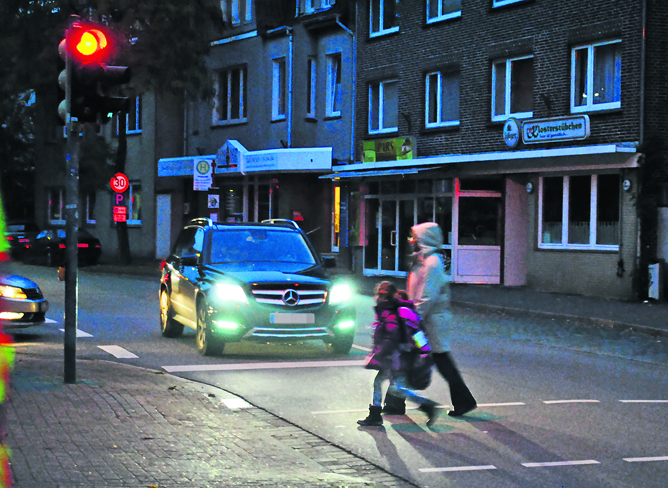 Rund um die Grundschule Altkloster ist die Verkehrssituation für Kinder unübersichtlich. Umso wichtiger sind Zebrastreifen und die Fußgängerampel