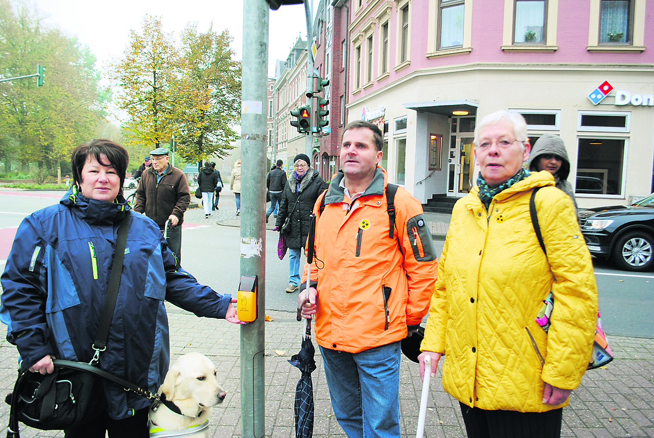 Beate Kahrs, Günter Röndigs und Hildegard Czirr (v.li.) an einer Ampel mit Signalgeber. Nicht alle Ampeln in Stade sind damit ausgerüstet