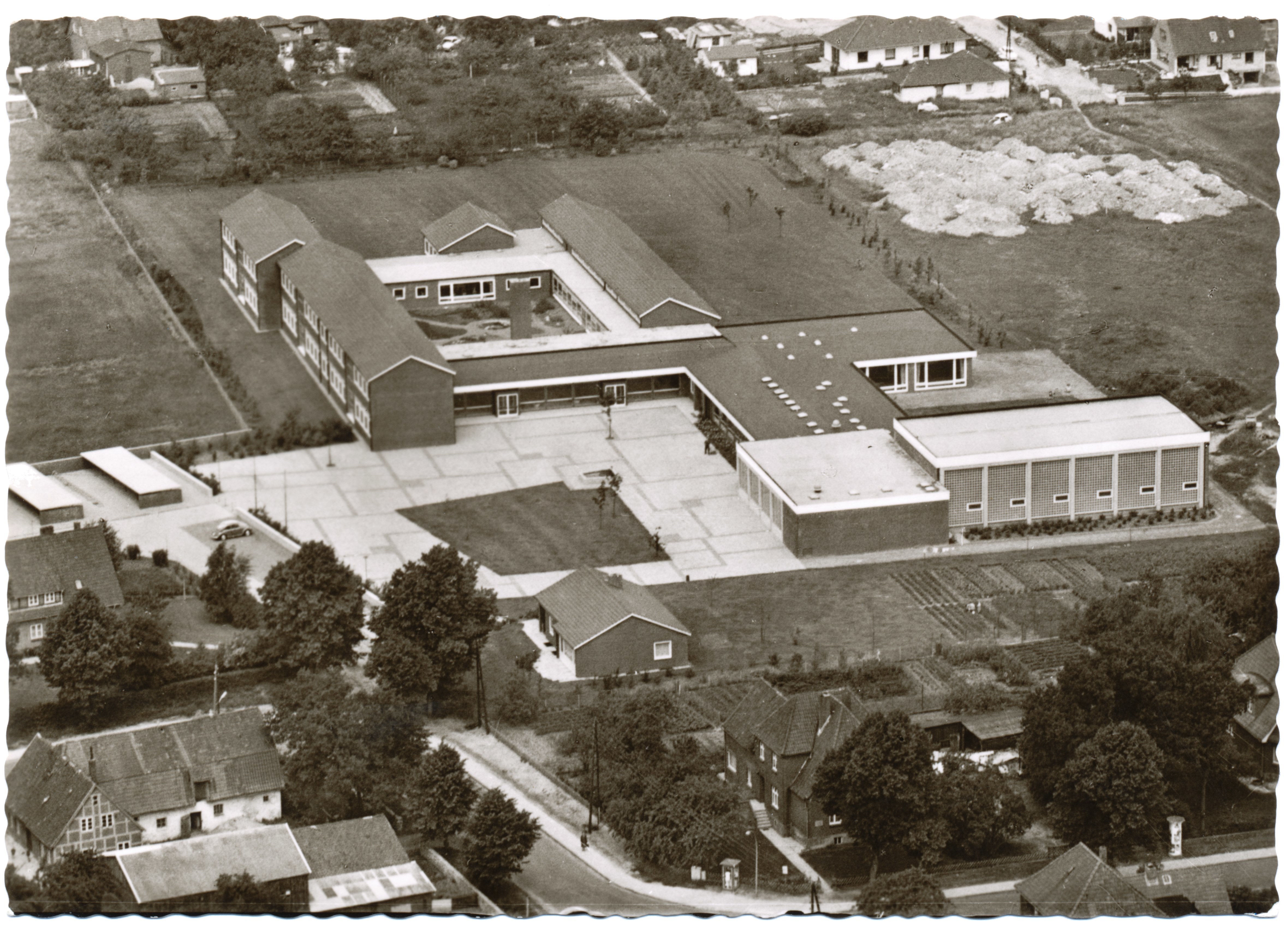 Ein Luftbild aus dem Jahr 1966 zeigt das Schulgebäude