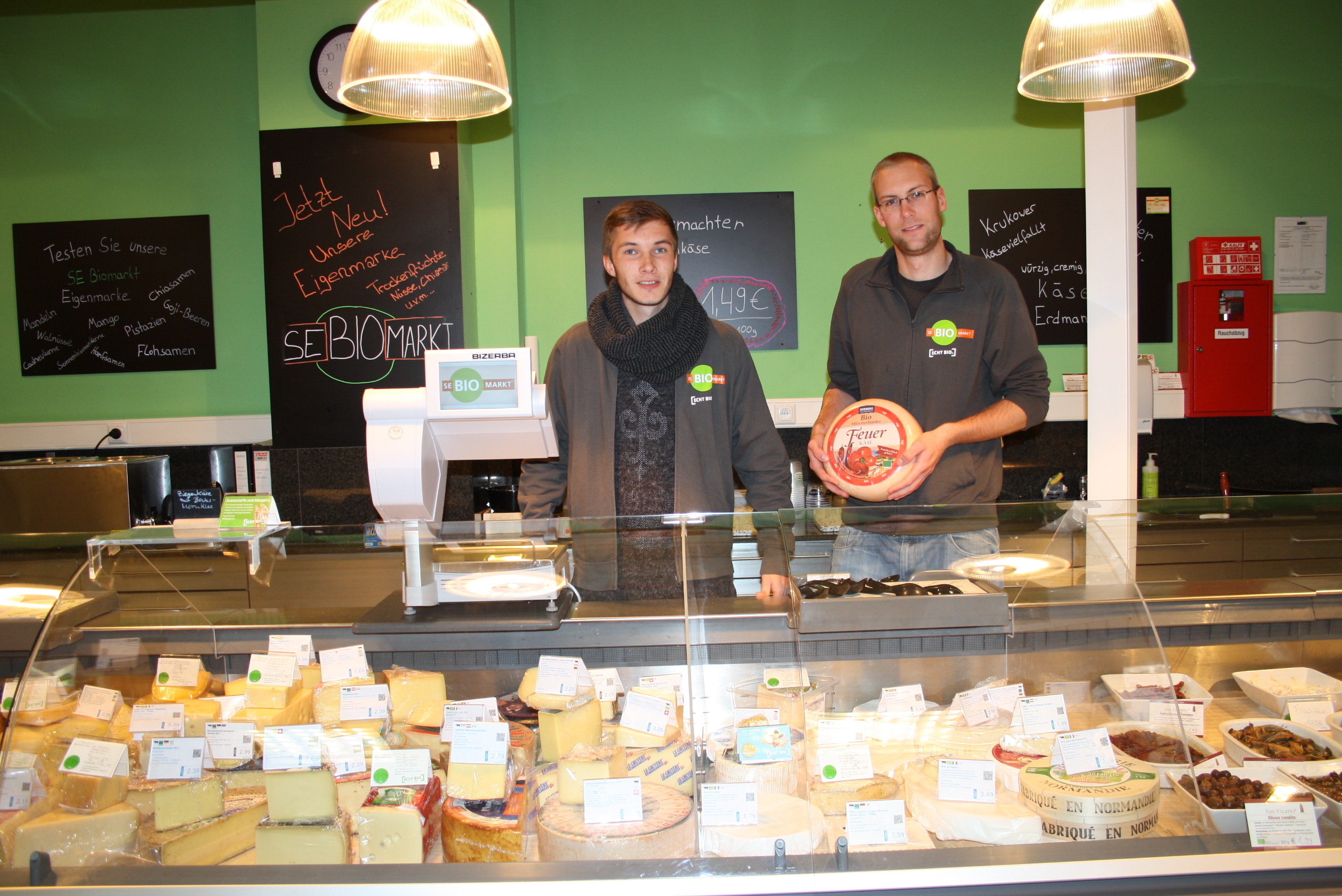 Mehr als 100 verschiedene Sorten Käse halten Lukas Nitsche und Bryan Worina an der Käsetheke für die Kunden bereit