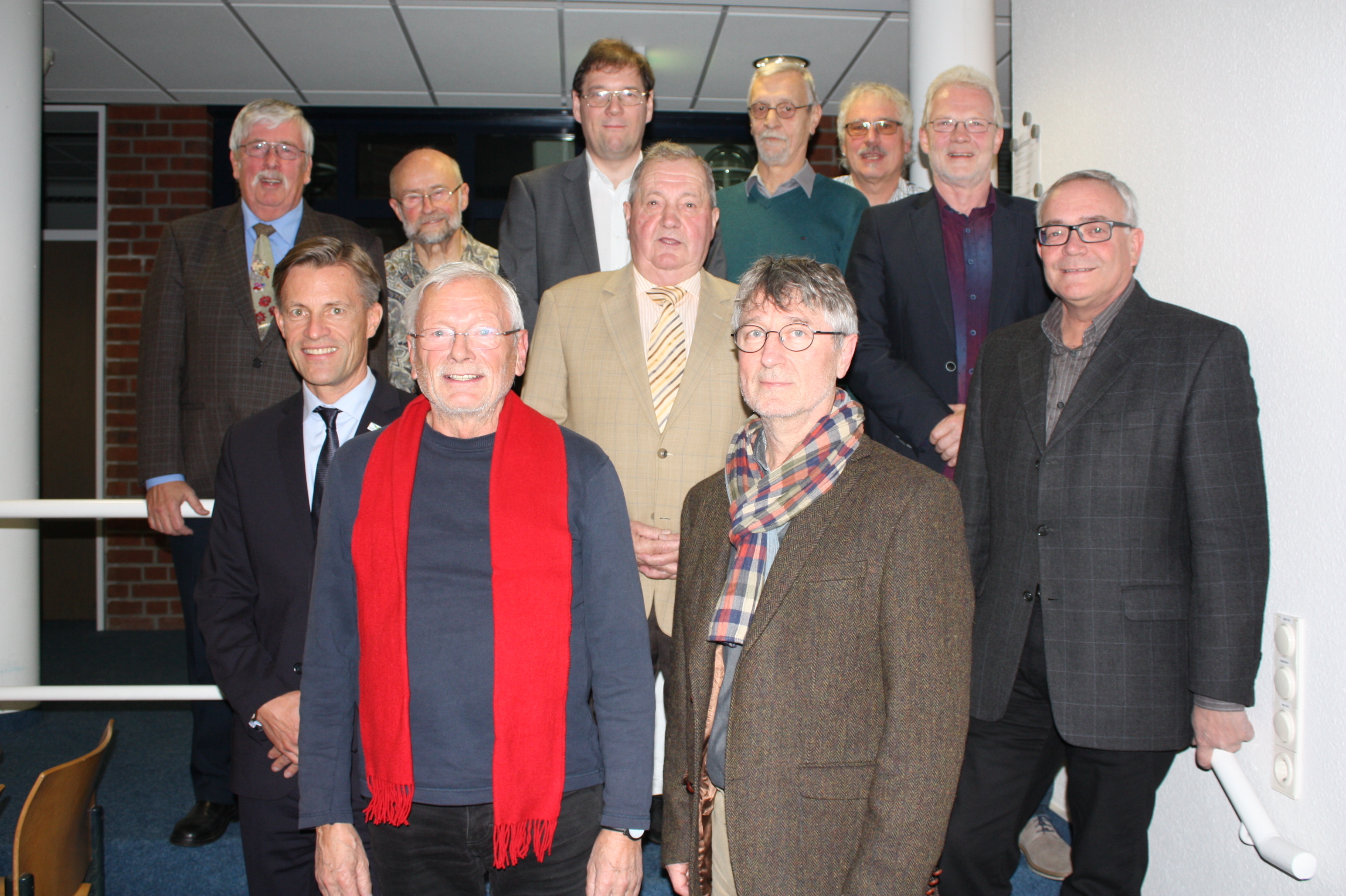 Gruppenfoto mit Bürgermeister und den scheidenden Ratsmitgliedern: (vorn, v. li.) Norbert Stein, Dietmar Hopp; (Mi., v. li.) Jan-Hendrik Röhse, Heinz Ulrich Schreiber, Peter Kröger sowie (hinten, v. li.) Georg Kartzig, Gisbert Saulich, Wolfgang Passig, Rainer Mottig, Gerd Ulrich und Hans-Heinrich Hohls