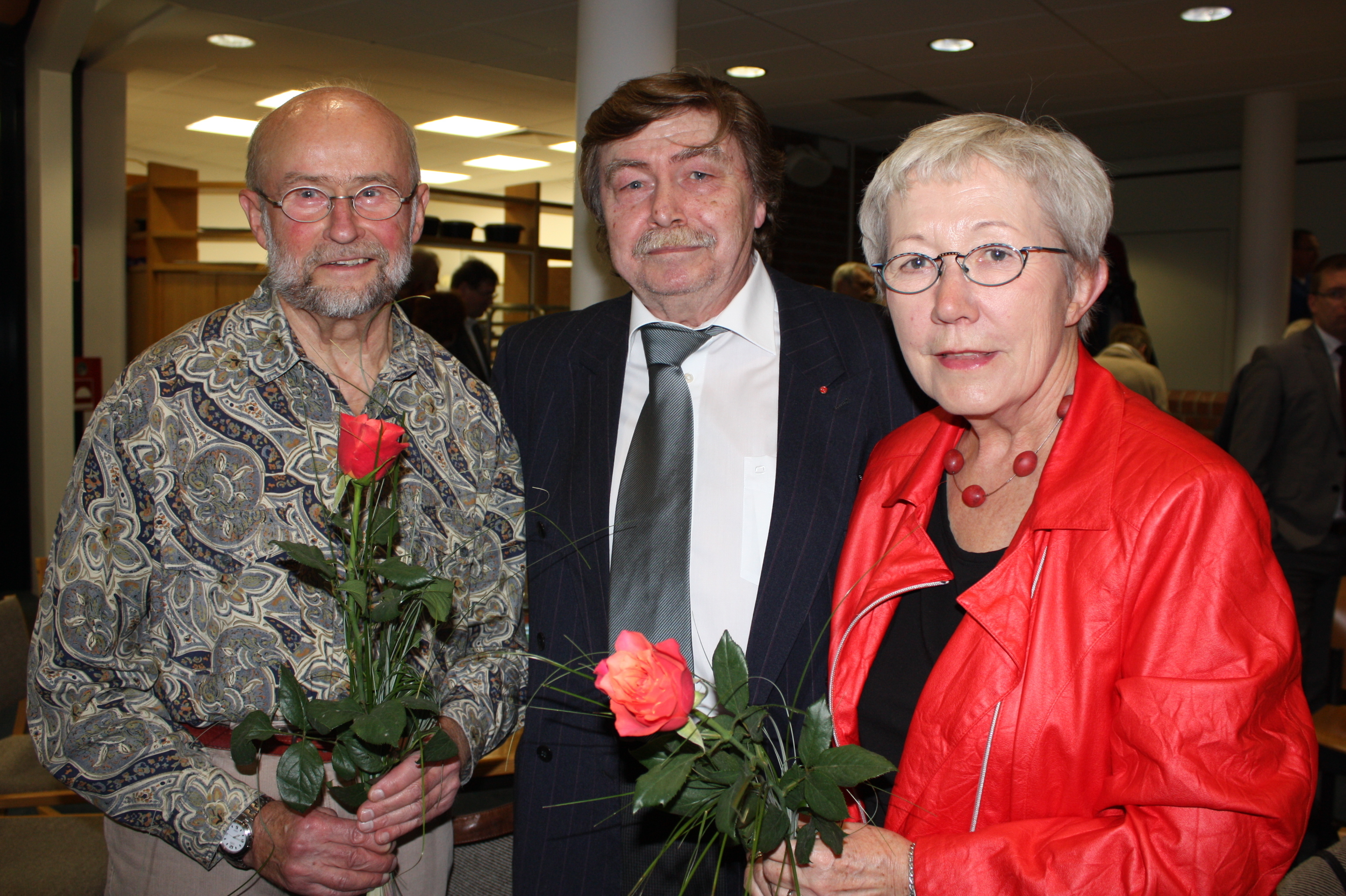 SPD-Fraktionsvorsitzender Wolfgang Niesler (Mi.) verteilte Rosen an den scheidenden Ratsvorsitzenden Gisbert Saulich und dessen Frau Magda