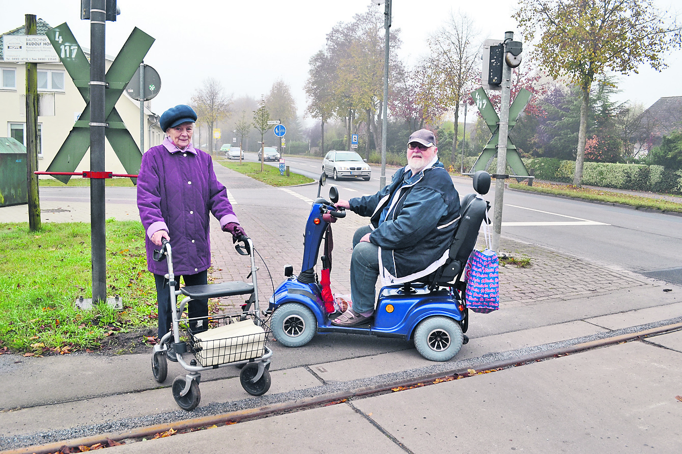 Maria Spyra und Jens Wüstenfeld ärgern sich über die Rillen am EVB-Bahnübergang auf der B75 in Tostedt