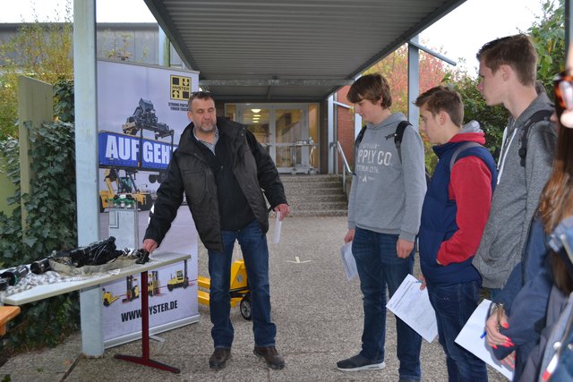 Reinhard Koops von Norgatec informierte über die in den verschiedenen Gabelstaplern verbaute Technik