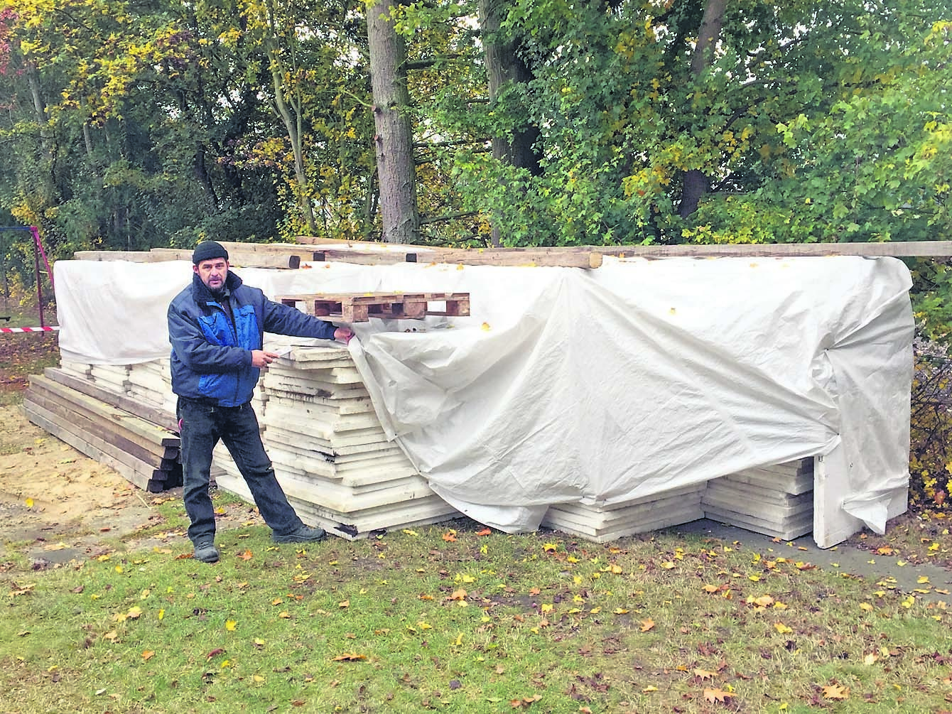 Vor einem riesigen Berg von Styropor-Altlasten: Dachdecker Wladimir Gert von der Salzhäuser Firma Otto Neben
