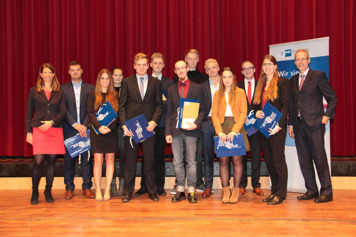 Die besten Auszubildenden des aktuellen Jahrgangs mit IHK-Geschäftsführerin Maike Bielefeldt (li.) und IHK-Präsident Thomas Windgassen (re.)